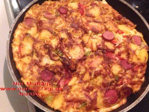 sosisli patatesli omlet  (1)
