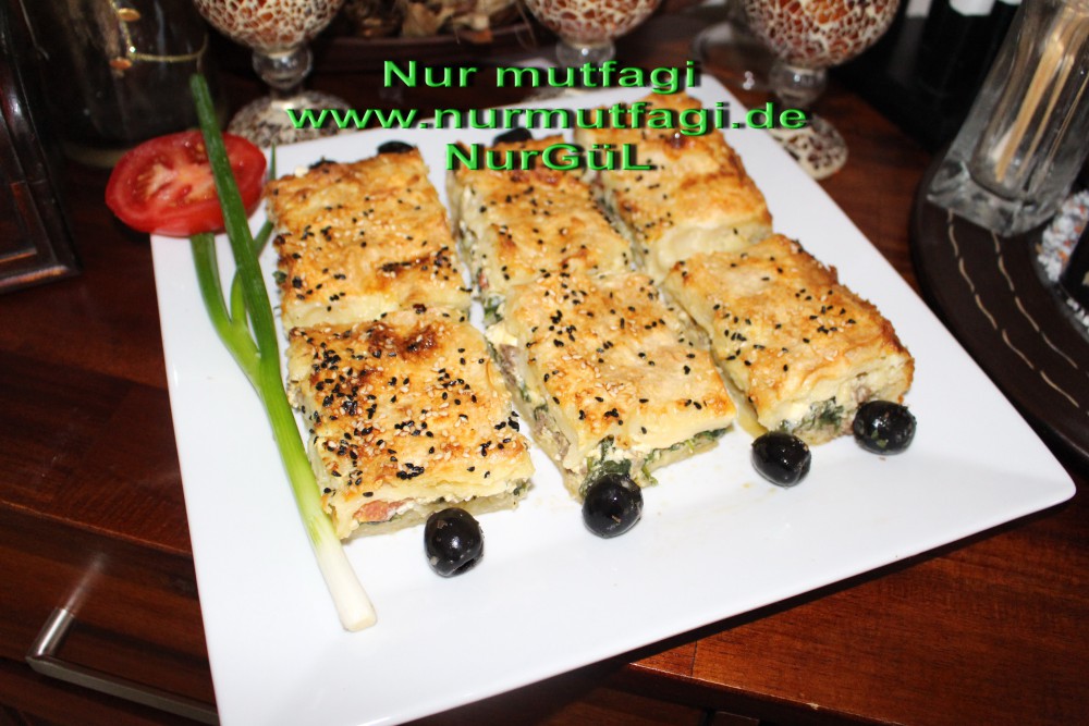 Yufkadan tepsi böregi tarifi ispanakli yufka börek Nur Mutfağı