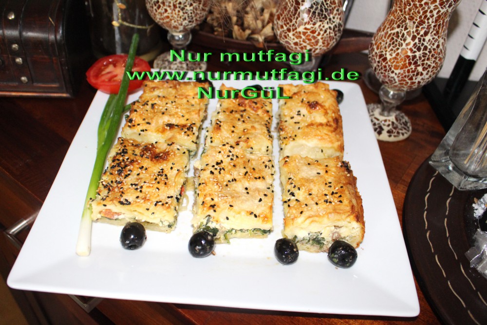 Yufkadan tepsi böregi tarifi ispanakli yufka börek Nur Mutfağı