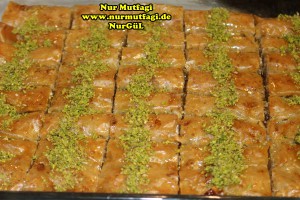 fistikli baklava, cevizli baklava, hazir yufka ile baklava nasil yapilir, citir baklava tarifi (40)