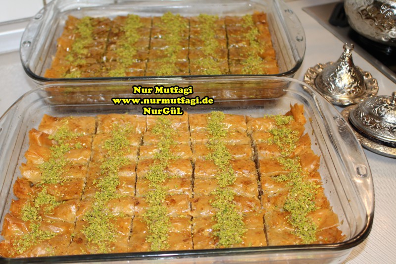 CEVIZLI BAKLAVA – SARMA BAKLAVA – hazir yufkadan Baklava tarifi – Nur ...