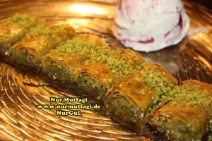 fistikli baklava, cevizli baklava, hazir yufka ile baklava nasil yapilir, citir baklava tarifi (62)