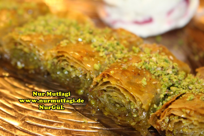 FISTIKLI SARMA BAKLAVA – HAZIR YUFKADAN FISTIKLI BAKLAVA tarifi – Nur ...