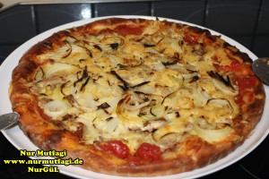 pizza iki cesit tonno sucuklu pizza tarifi (5)