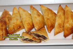 ücgen citir börek - peynirli ücgen börek - nutellali citir börek tarifi  (29)