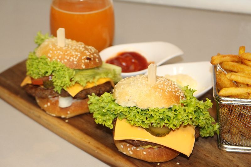 hamburger ve köftesi tarifi, ev yapimi hamburger nasil yapilir tarifi