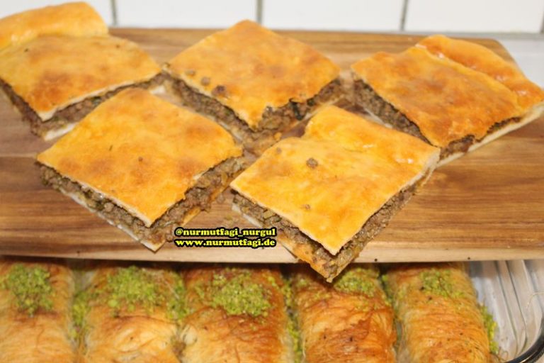 Malatya Usulü Kiymali Kömbe, el acmasi Kiymali tepsi böregi tarifi