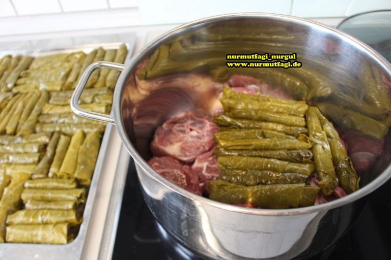 ETLI YAPRAK SARMASI EN LEZZETLI KEMIKLI SARMA TARIFI Nur Mutfağı