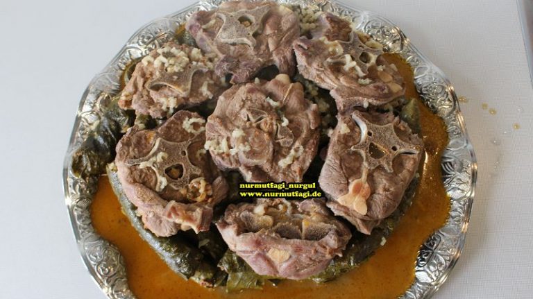 ETLI YAPRAK SARMASI EN LEZZETLI KEMIKLI SARMA TARIFI Nur Mutfağı