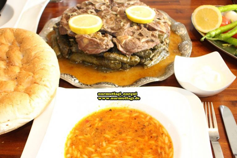 ETLI YAPRAK SARMASI EN LEZZETLI KEMIKLI SARMA TARIFI Nur Mutfağı