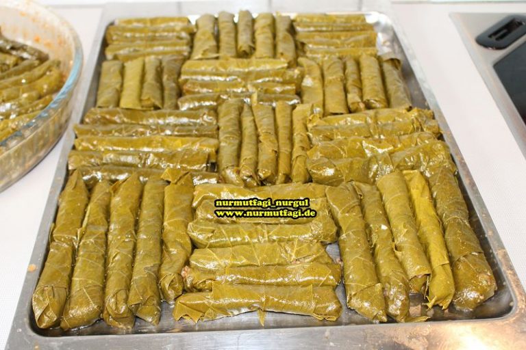 ETLI YAPRAK SARMASI EN LEZZETLI KEMIKLI SARMA TARIFI Nur Mutfağı