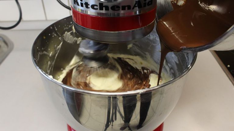 KOLAY ÇİKOLATALI PASTA KREMASI, MUS KREMA MOUSSE PASTA KREMASI TARİFİ