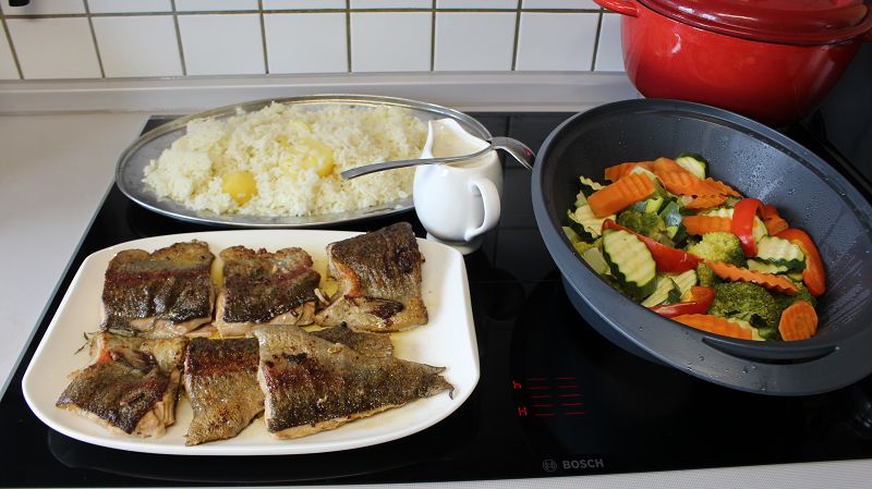 BEYAZ SOSLU KARADENIZ SOMONU PILAV VE SEBZE ESLIGINDE NEFIS BIR MENÜ ...