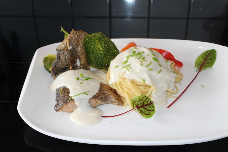 BEYAZ SOSLU KARADENIZ SOMONU PILAV VE SEBZE ESLIGINDE NEFIS BIR MENÜ ...